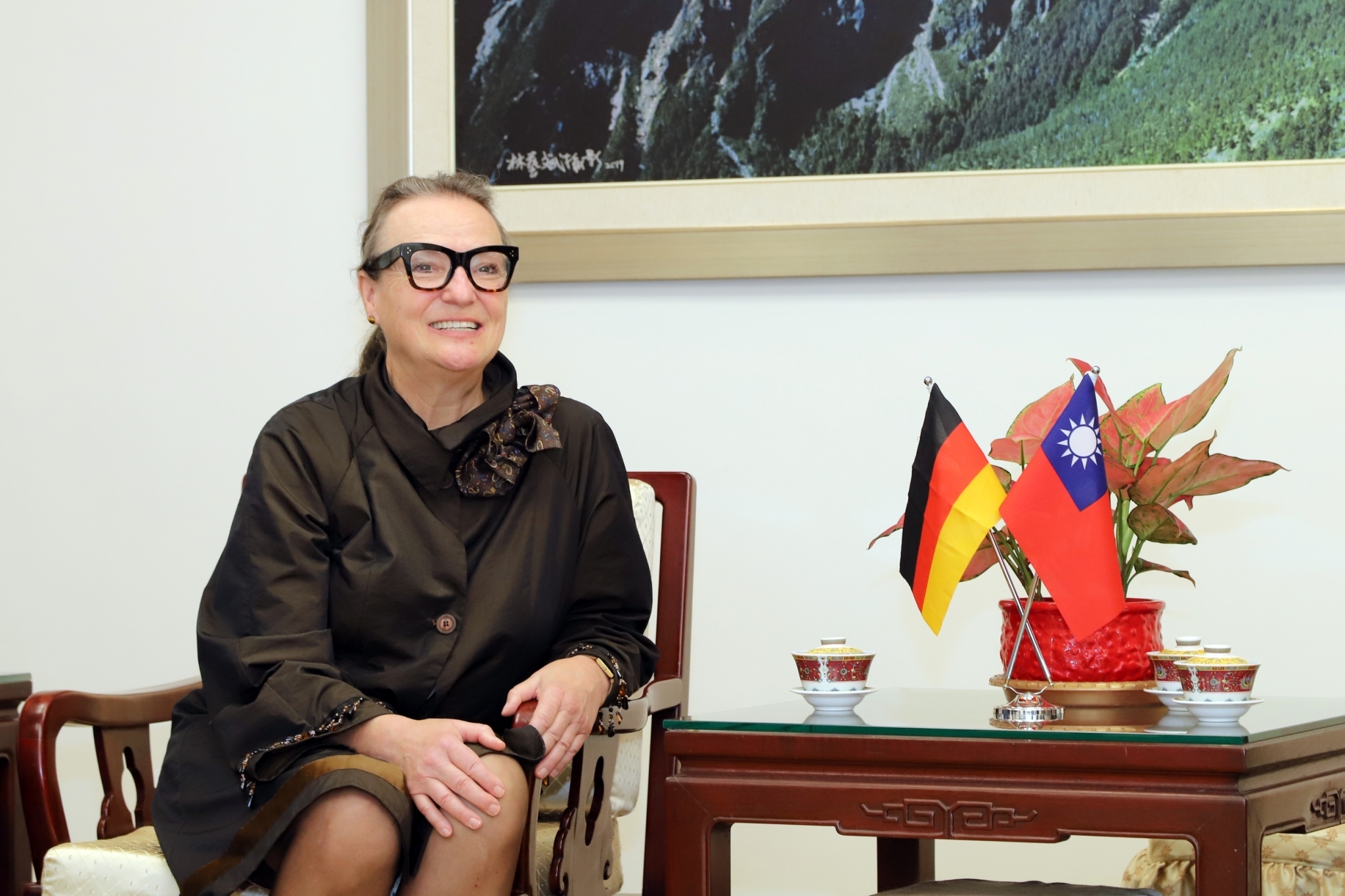 Professor Viola Schmid expressed her delight and appreciation for the meticulous arrangement of the Taiwanese and German flags by the Ministry of Justice