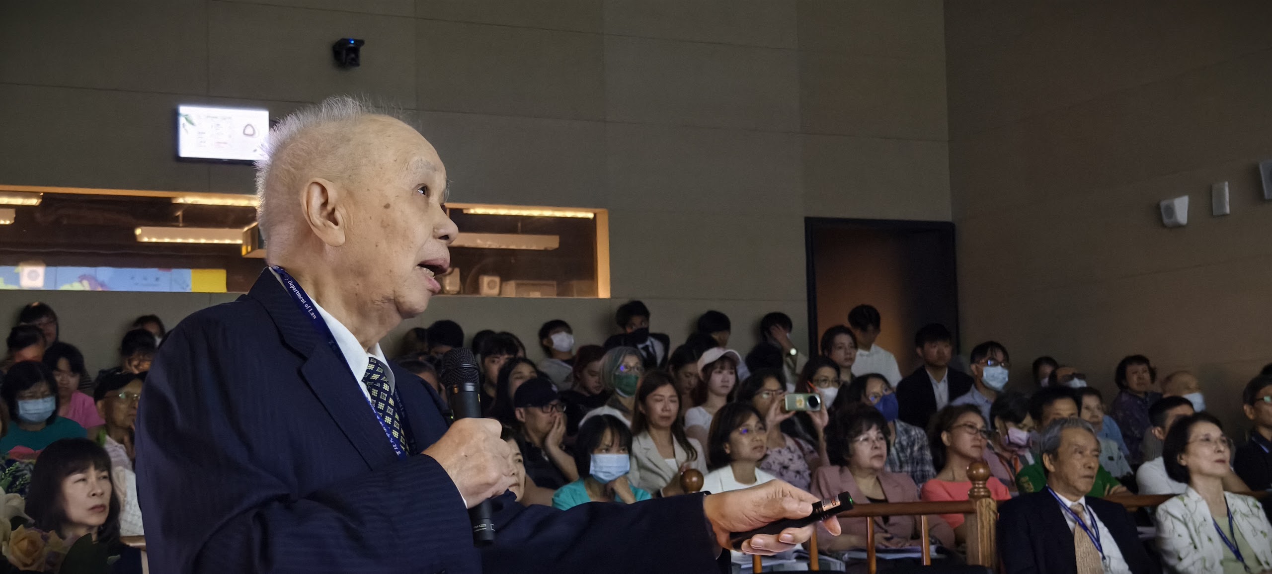謝董事長上台演講