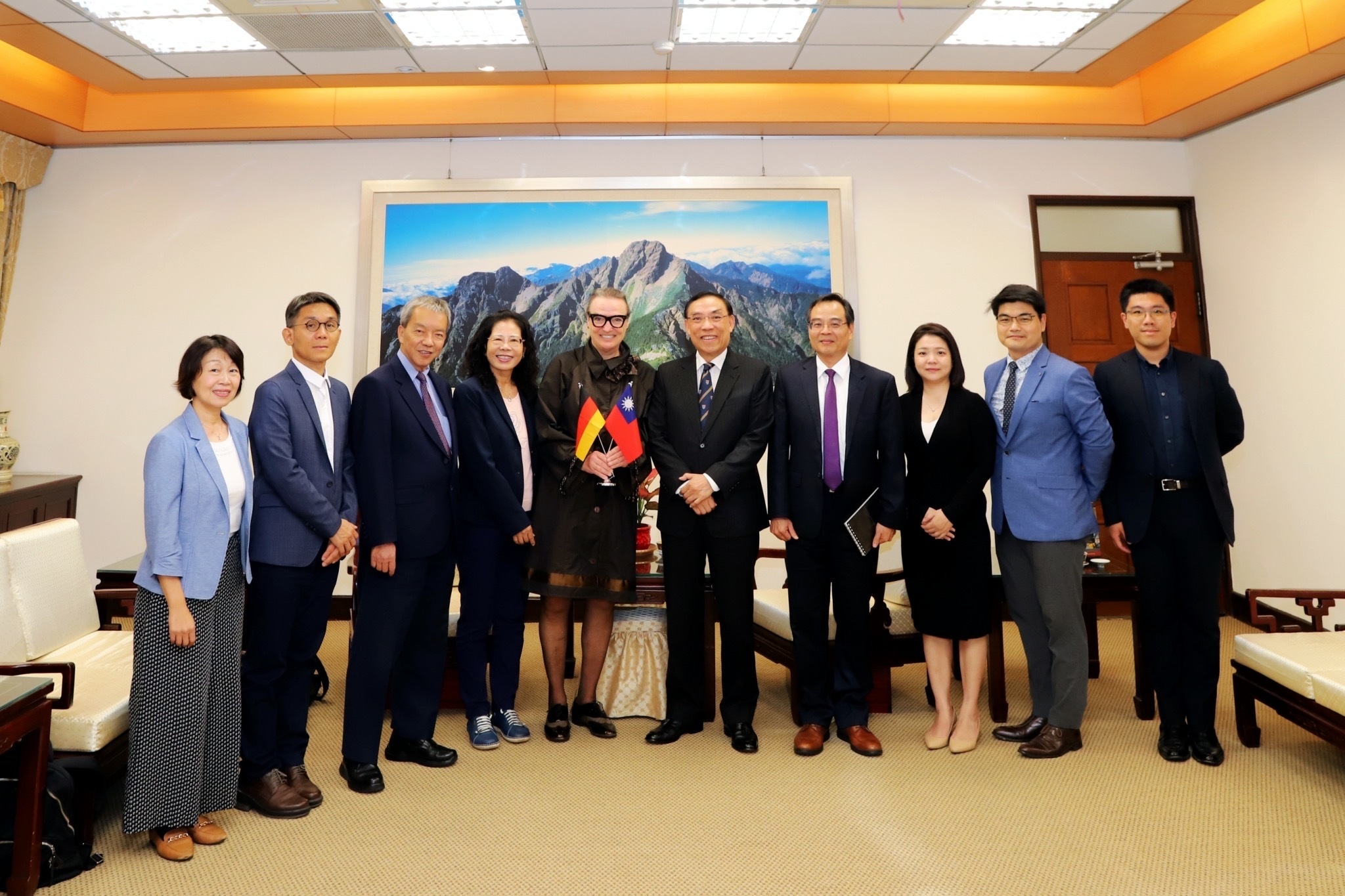 The Department of Law at Shih Chien University, along with Minister of Justice Tsai Ching-hsiang and colleagues from the Ministry of Justice, took a group photo together.