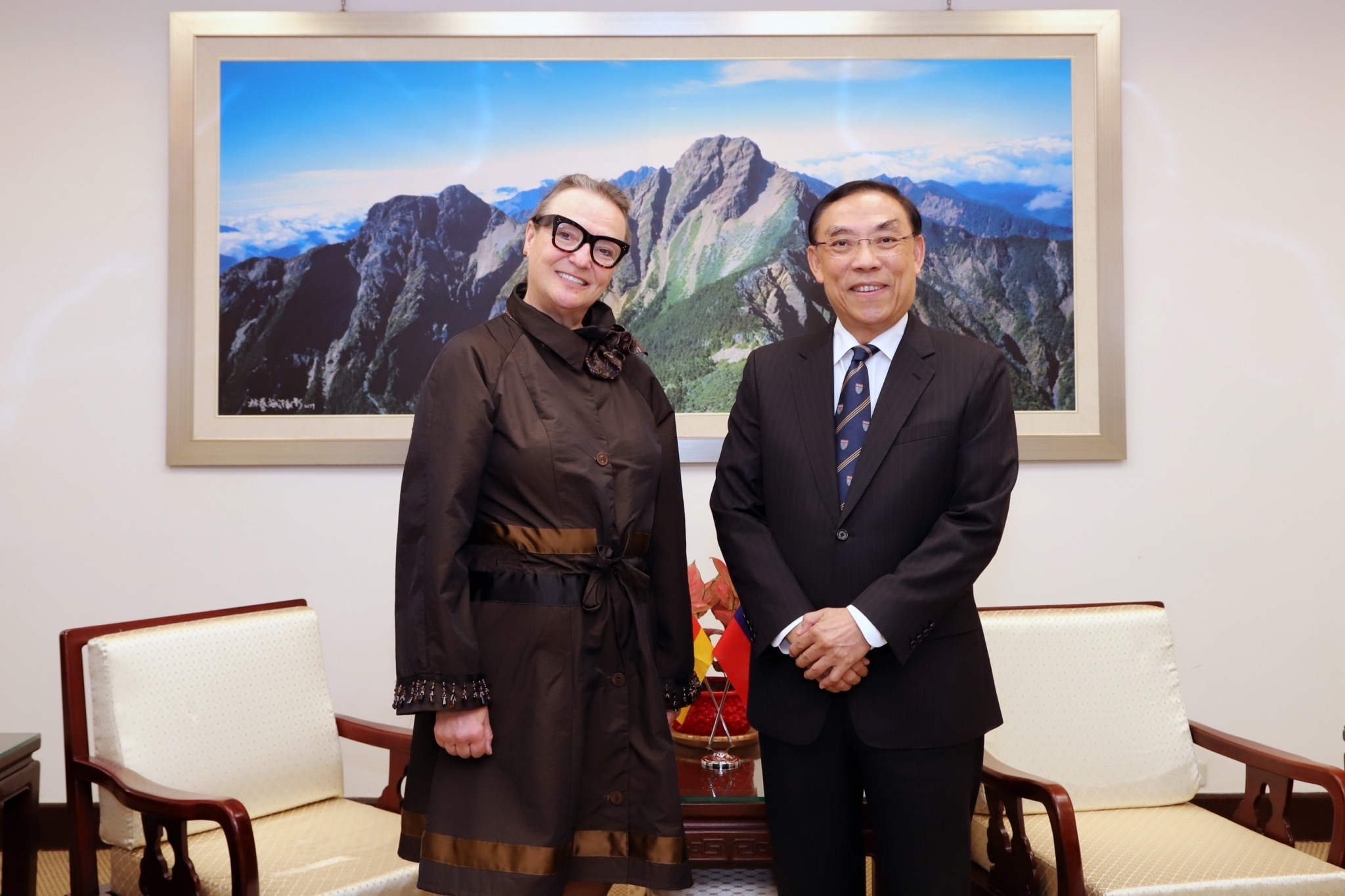 Professor Viola Schmid and Minister of Justice Tsai Ching-hsiang took a photograph together